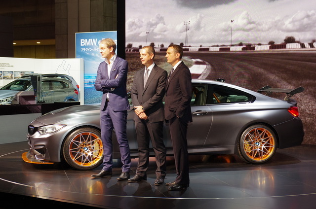 BMW M4 GTS。左からBMWグループ・デザイン本部長のエイドリアン・ファン・ホーイドンク氏、BMW M社社長のフランシスカス・ ファン・ミール氏、BMWジャパン代表取締役 ペーター・クロンシュナーブル氏