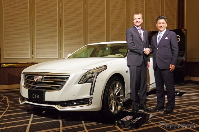 キャデラックCT6。GMジャパン石井澄人社長（写真右）とキャデラックのウーベ・エリングハウス CMO（写真左）