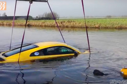 ドイツのジャーナリスト、2400万円のアウディR8 V10を川に突っ込む！【動画】 画像