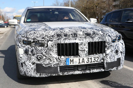 BMW 7シリーズ が「ロールスロイス顔」に!? V12搭載Mモデルに大接近 画像