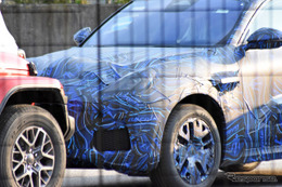 マセラティの新型SUV『グレカーレ』、実車をスクープ！大きなヘッドライトがくっきり 画像