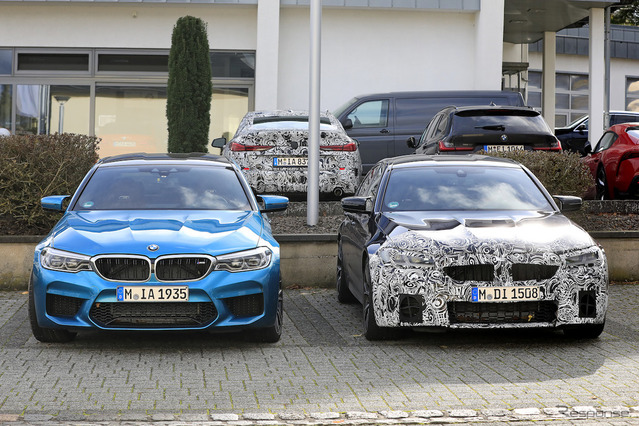 BMW M5セダン 従来型（左）と改良新型プロトタイプ（右）