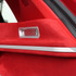 サイドウォールにはシルバーのフレームやグリルをビルトインして変化を付ける。赤の人工スエードとのコントラストが美しい。
