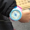 auの「mamorino watch」。小学1年生がつけるとこのぐらいの大きさに。