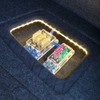 トランクの右サイドにはヒューズブロックをインストール。間接照明を使ったデザインはパワーアンプと同様だ。