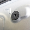 ドアパネルを固定するピン部分のガタツキ防止のための「吸音材」が貼られたところ。