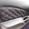 ドアパネルにはピンクのステッチを使ったキルティング処理や、レザーに対してのピンクステッチなどを用いて車内の統一感を図る。