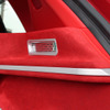 サイドウォールにはシルバーのフレームやグリルをビルトインして変化を付ける。赤の人工スエードとのコントラストが美しい。