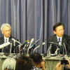 三菱自動車工業の相川哲郎社長と中尾龍吾副社長は4月26日、国土交通省で燃費データの不正問題について記者会見を行った