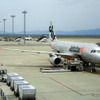 ジェットスター・ジャパンとウィラートラベルがコラボした「AIR & BUS成田発伊勢行きツアー」。1日だけの限定フライトGK881便（A320 JA10JJ、成田→中部）が中部国際空港に到着
