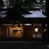 夕暮れの高千穂神社の神殿。静かな佇まいであった。