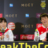 錦織圭（右）が「コカ・コーラ インターナショナル・プレミア・テニス・リーグ」記者会見で『リボンボトル』に夢中に（2016年12月4日）