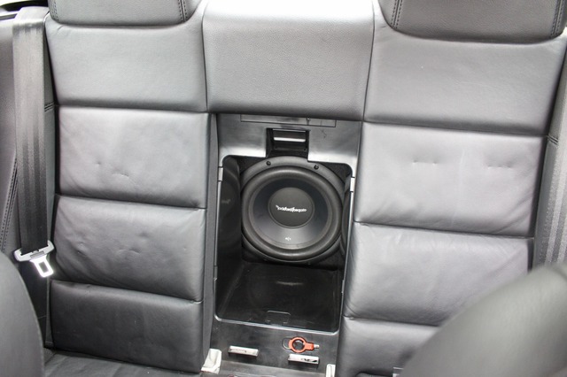 トランクスルー部分から振動板を見せているのがロックフォードのR1-1X10。望み通りの厚みのある低音を響かせる。