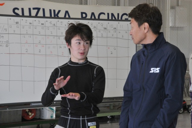 SRS-Fスカラシップを獲得した阪口晴南。右は元フォーミュラ・ニッポンドライバーで講師の金石勝智氏
