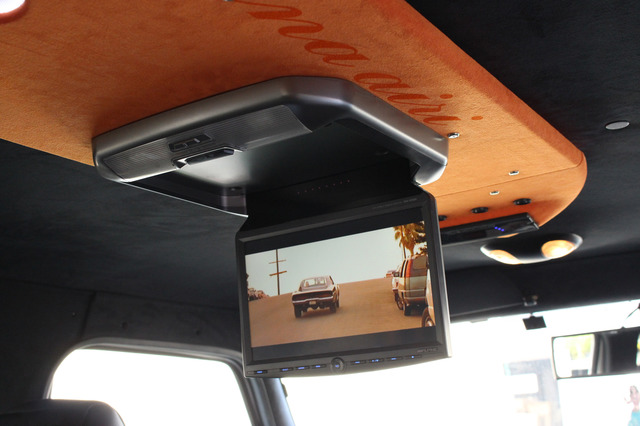 フリップダウンモニターは天井のサーフボードを模したボードに設置される。