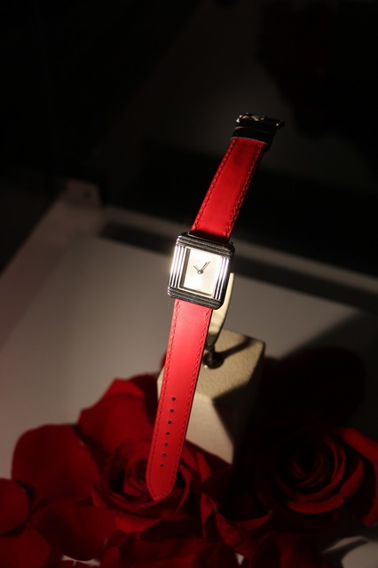 購入者には、コスモスルージュのストラップを採用したポアレの腕時計「マ・プルミエ」（コラボ限定モデル）がプレゼントされる