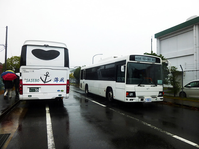 途中、「SASEBOクルーズバス『海風』」は米軍関連の輸送バスともすれ違う