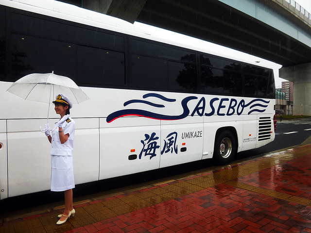「SASEBOクルーズバス『海風』」では、“のりつっこみ”も惜しみなく披露する地元っ子女子がガイドとして同乗する