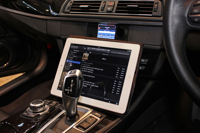 ハイレゾ音源を楽しめるシステムを搭載した車両の一例（製作ショップ：サウンドフリークス）。