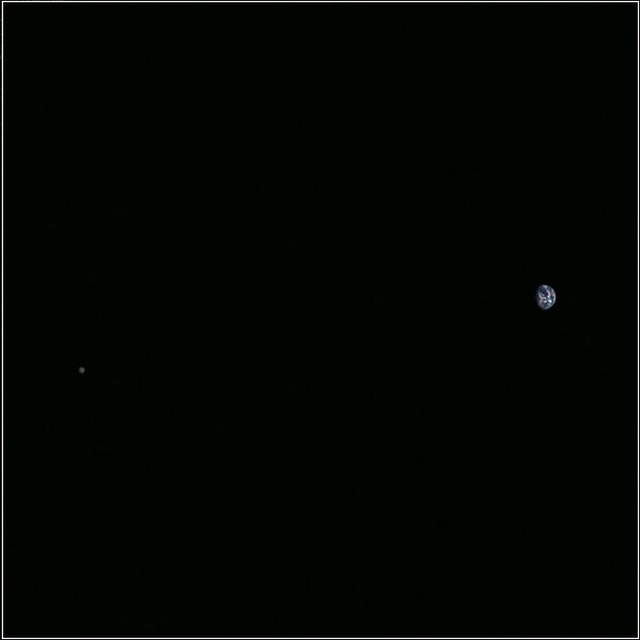「はやぶさ2」の光学航法望遠カメラが撮影した月と地球　（c） JAXA