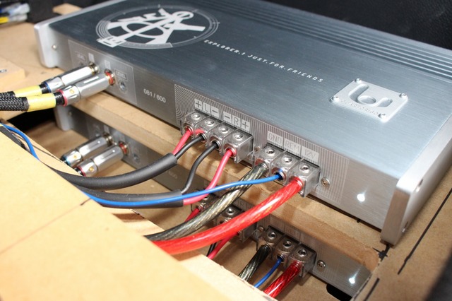 オーディオボードの表層に設置されているパワーアンプの下側にももう一台のパワーアンプをインストールしている。