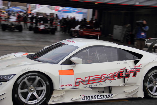 NSX CONCEPT-GTに乗るマルク・マルケス