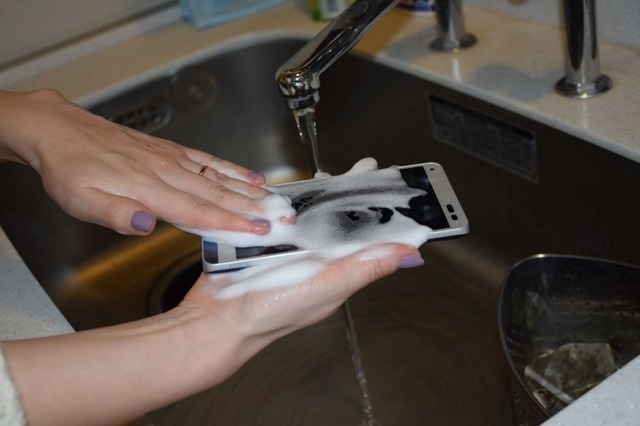 泡のハンドソープでゴシゴシ洗う！固形石鹸はせっけんの残滓が気になるが、水きり部分もついているためゴミや水分が内部に残りにくいそう