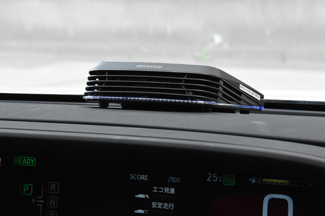 車両から電源を供給している場合には筐体下部のLEDが青く点灯する