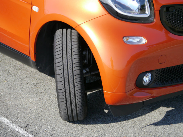 タイヤの半分以上がボディの外側に出る歩と切れ角は大きい。