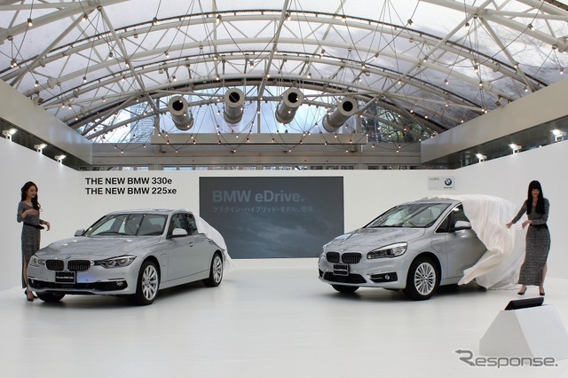 BMW 330e(左)と225xeアクティブツアラー(右)