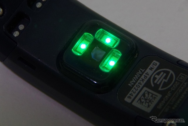 使用時はこのようにLEDが点灯し、血流をセンサーが捉える。