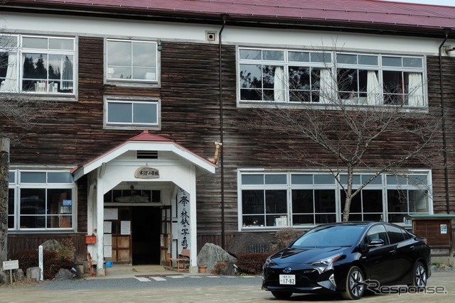 遠山郷・木沢地区に残る旧木澤小学校の木造校舎。今年で築84年だとか。