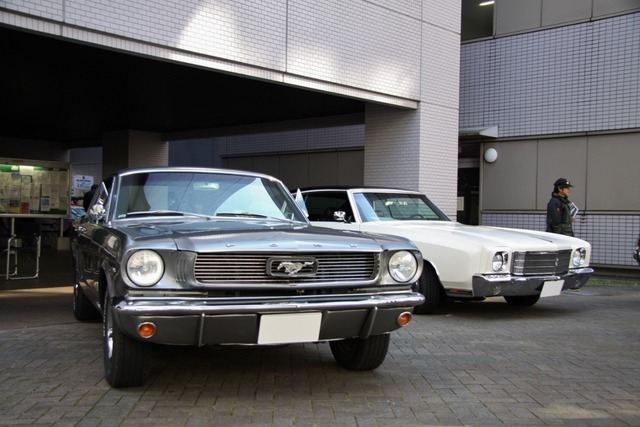 フォード マスタング（左）とシボレー モンテカルロ（右）