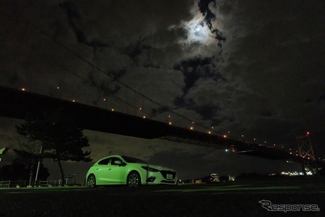 関門橋と月をバックに記念撮影。
