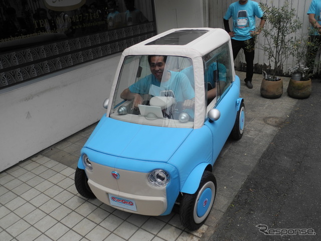 試作した超小型電気自動車に乗り込みハンドルを握る伊藤慎介社長
