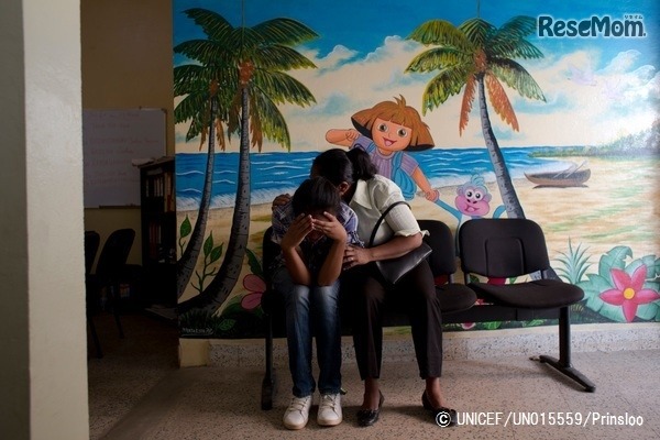 ユニセフが支援する病院の支援センターで、カウンセリングの順番を待つ17歳の少女と母親。少女はオンラインで出会った男性に連れ去られ、性的虐待を受けた（マダガスカル）　(c) UNICEF_UN015559_Prinsloo