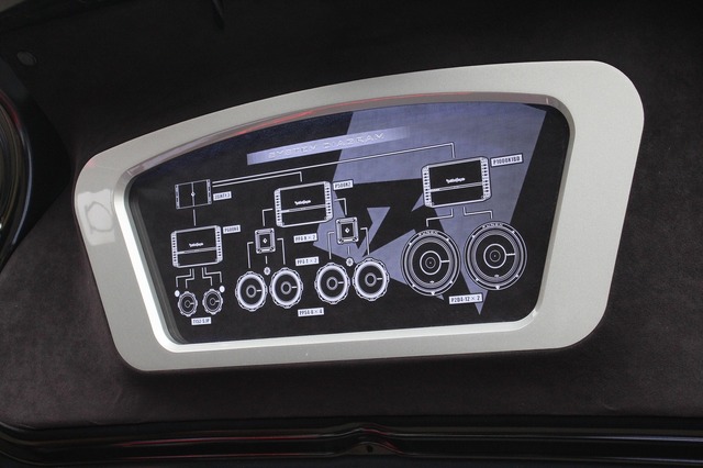 トランクリッド裏側にはシステムダイヤグラムをビルトイン。シルバーのフレームはスピーカーグリルなどと統一したデザインを採用。
