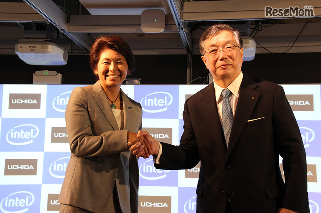 協業を発表したインテル代表取締役社長の江田麻季子氏（左）と内田洋行代表取締役社長の大久保昇氏（右）