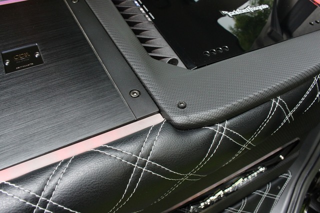 オーディオインストール部のデザインは車内の他部分で用いられているカーボンやキルティングが用いられ統一感を表現している。