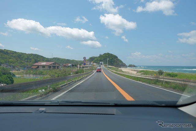 島根県太田市付近の国道9号線を走行中。どこまでも一本道という雰囲気。