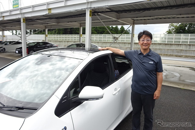 ソーラー充電システム搭載車と豊島浩二チーフエンジニア