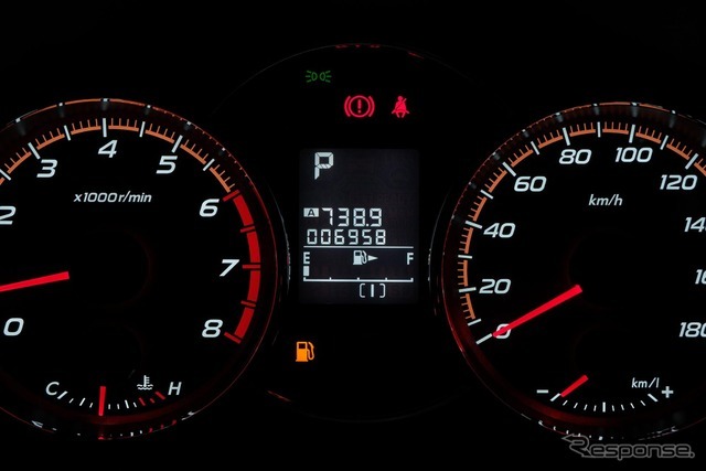 エクシーガ・クロスオーバー7のインパネ。平均燃費計、瞬間燃費計などの情報はダッシュボード上の小型ディスプレイのほうに表示される。