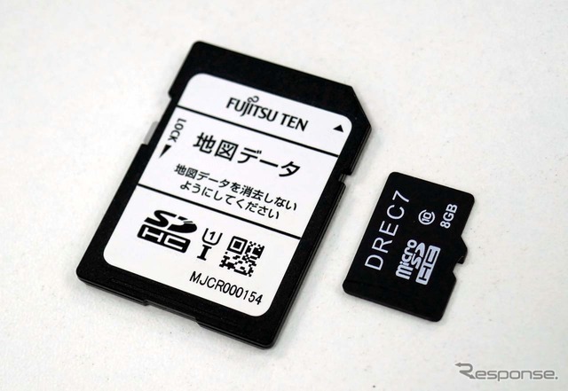 「録ナビ」に同梱されるメモリーカードは、地図データ用SDカード(左)とドラレコ用マイクロSDカードの2枚