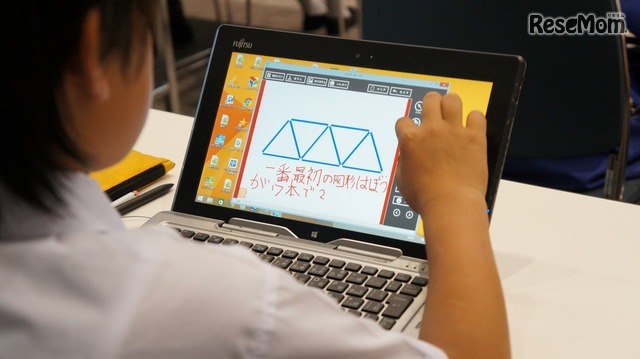 生徒は自分のタブレットに書き込みながら、考えを整理（算数・夏坂先生）