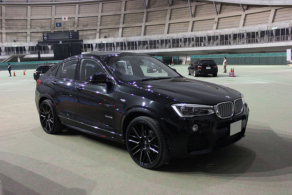 BMW・X4（ショップデモカー）Av Kansai 堺