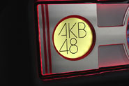 水平対向エンジンをイメージしたエンブレムをモニュメント化した飾りは、ベースに乳白色のカッティングシートをはったアクリルをセットし、その上に赤いアクリルボード＋アルミボードをオン。アクリルの断面から光が漏れるという渋いデザイン。左右の2本の赤いラインは、その部分だけアルミボードをカットして下のアクリルが見えるようにした。AKB48のロゴと86のマークはステッカーで表現している。LEDのカラーはマルチに変化！
