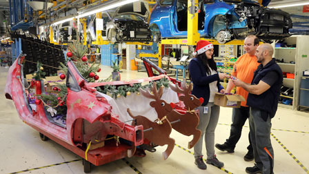 クリスマス フォードの独工場にサンタのソリ 廃車の フィエスタ 流用 Push On Mycar Life