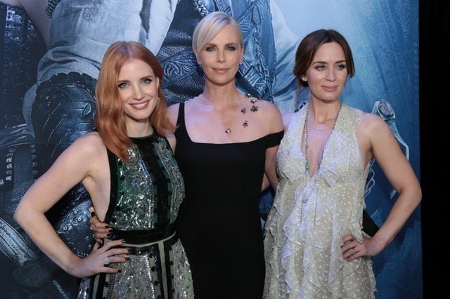 シャーリーズ セロンら 最上級の美女 が勢揃い スノーホワイト 氷の王国 Laプレミア Push On Mycar Life シャーリーズ セロンら 最上級の美女 が勢揃い スノーホワイト 氷の王国 Laプレミア Push On Mycar Life