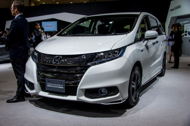 東京モーターショー15 ホンダ オデッセイ ハイブリッド 登場 ガソリン車との違いとは Push On Mycar Life 東京モーターショー15 ホンダ オデッセイ ハイブリッド 登場 ガソリン車との違いとは Push On Mycar Life