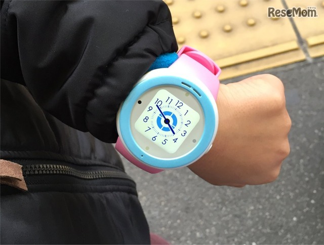 auの「mamorino watch」。小学1年生がつけるとこのぐらいの大きさに。